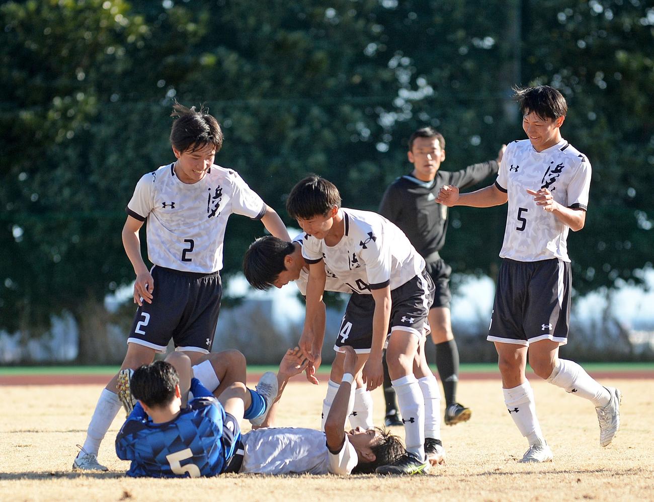 後半、追加点を決めて歓喜する浜名の選手たち