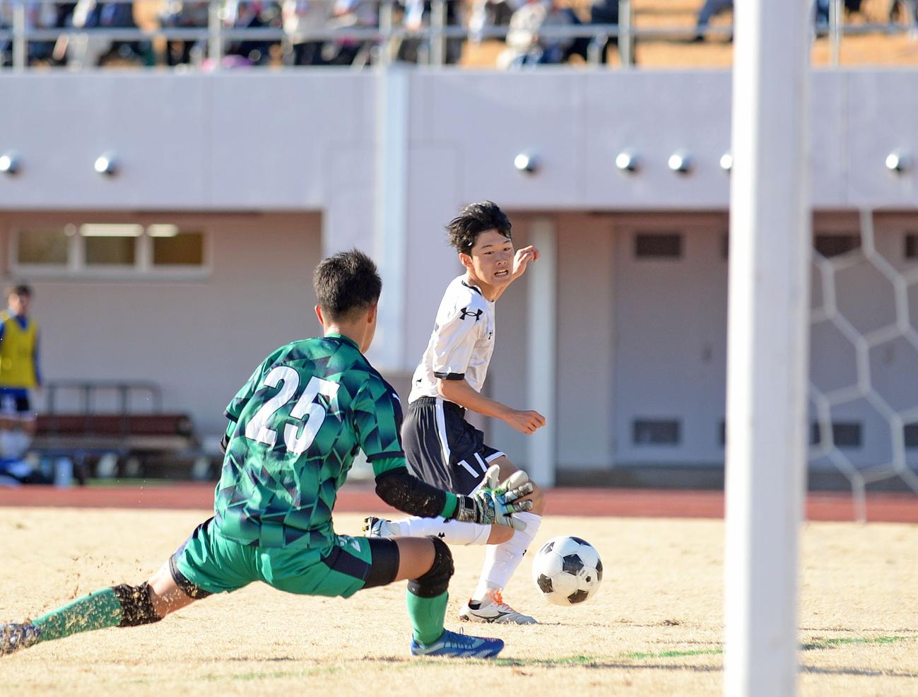 後半、ダメ押しの3点目を決める浜名MF杉山