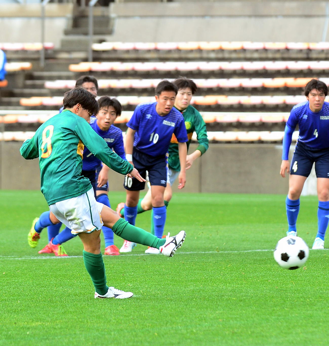 前半19分、PKを決める静岡学園MF金野仁（手前）
