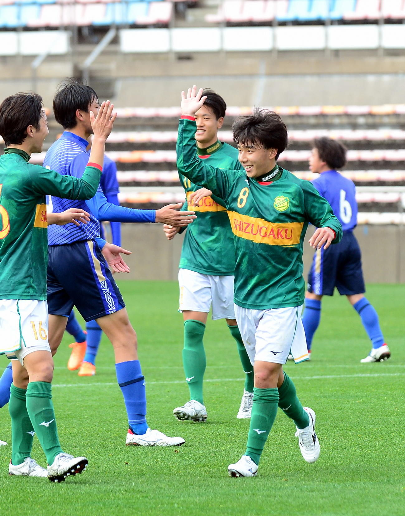 先制点を決め、ハイタッチする静岡学園MF金野仁（右）