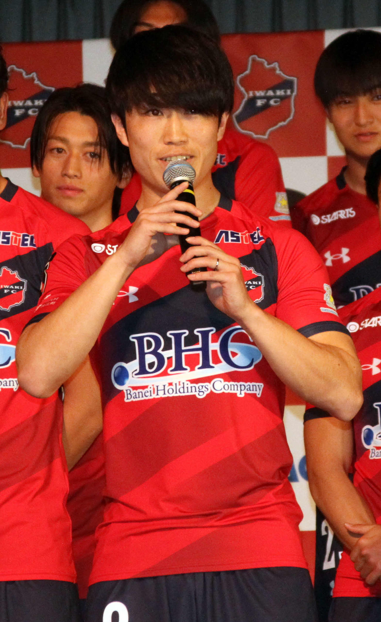 左薬指に指輪を身につけ、今季の意気込みを語るDF嵯峨（撮影・木村有優）
