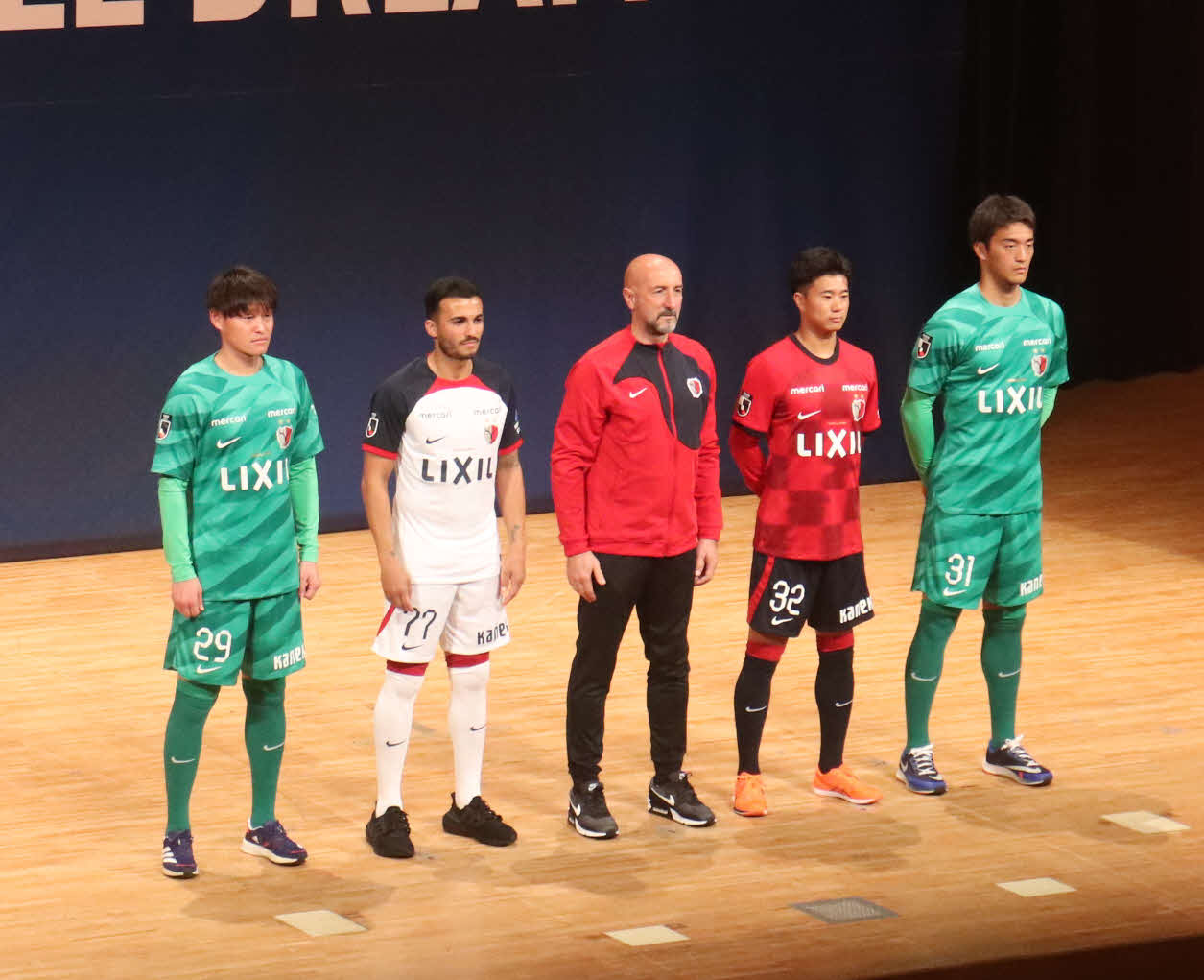 鹿島アントラーズの新体制発表会に参加した（左から）GK梶川、MFギリェルメ・パレジ、ポポビッチ監督、DF濃野、GK山田