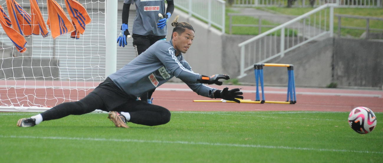 GK練習でシュートに飛びつく阿部