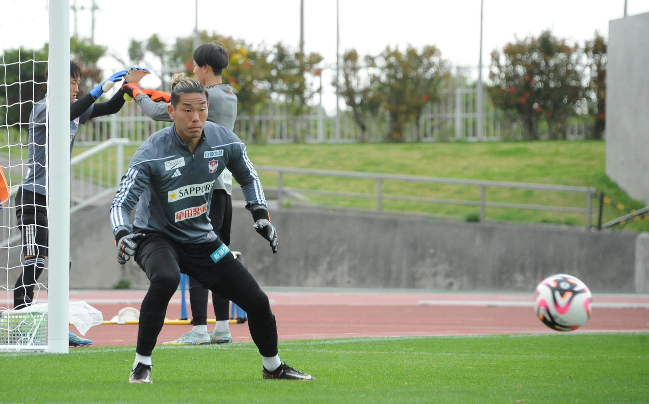 GK練習でシュートに反応する阿部