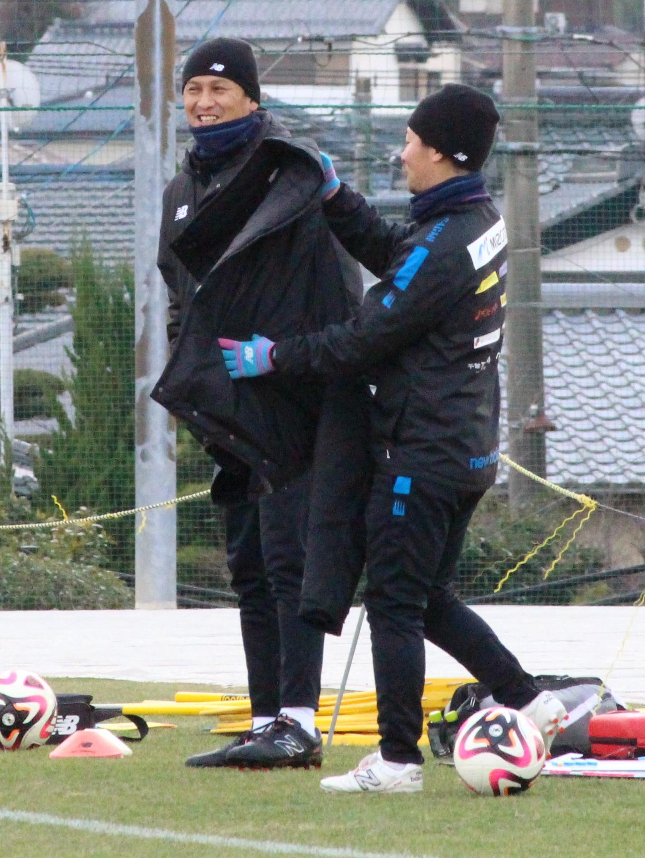 練習中、笑みを見せる鳥栖・川井健太監督（左）（撮影・菊川光一）
