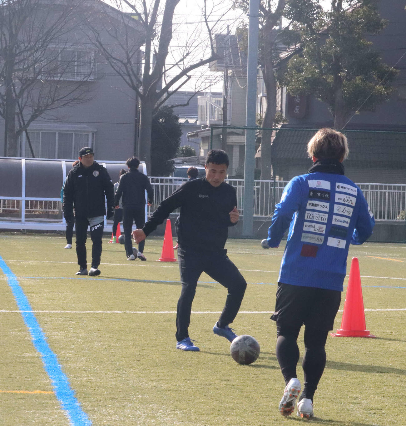 南葛MF今野泰幸（中央）は風間八宏監督（左奥）の下、技術向上に励む