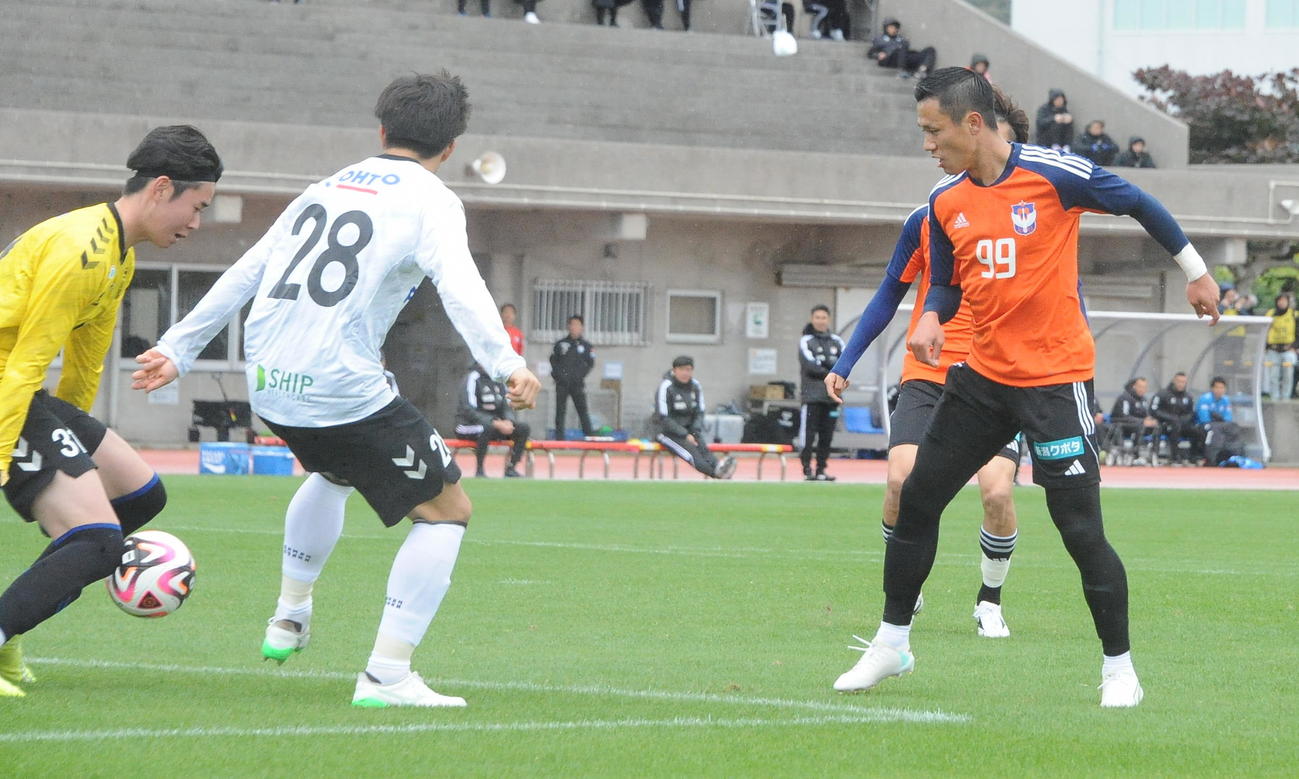 シュートを放つ新潟・小野（右）