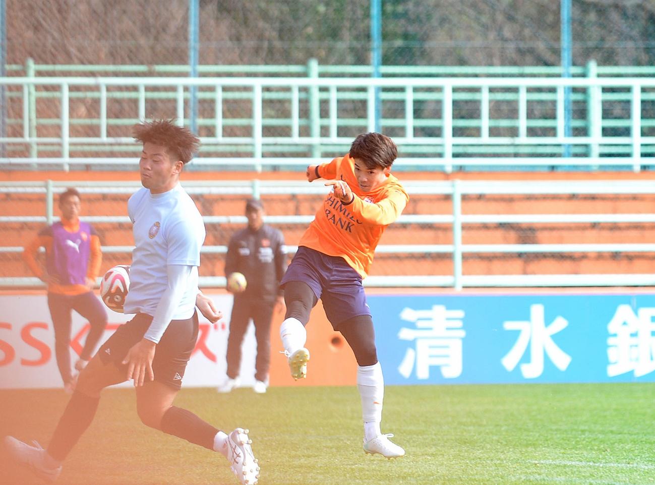 右足ボレーを決める清水西沢（右）