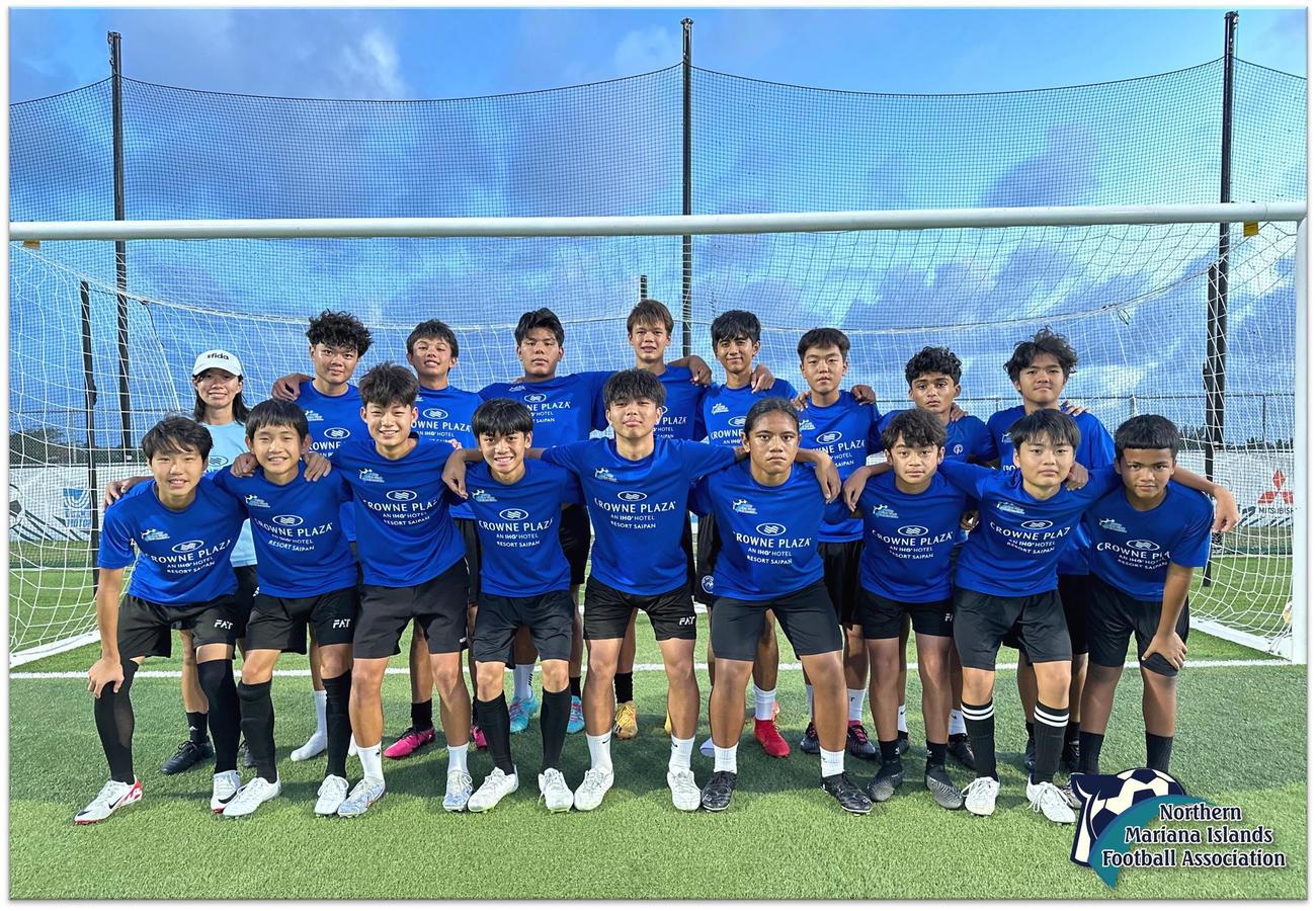 北マリアナ諸島U17チーム。後列左が鈴木監督（本人提供）