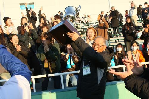 優勝カップを掲げる横森巧総監督