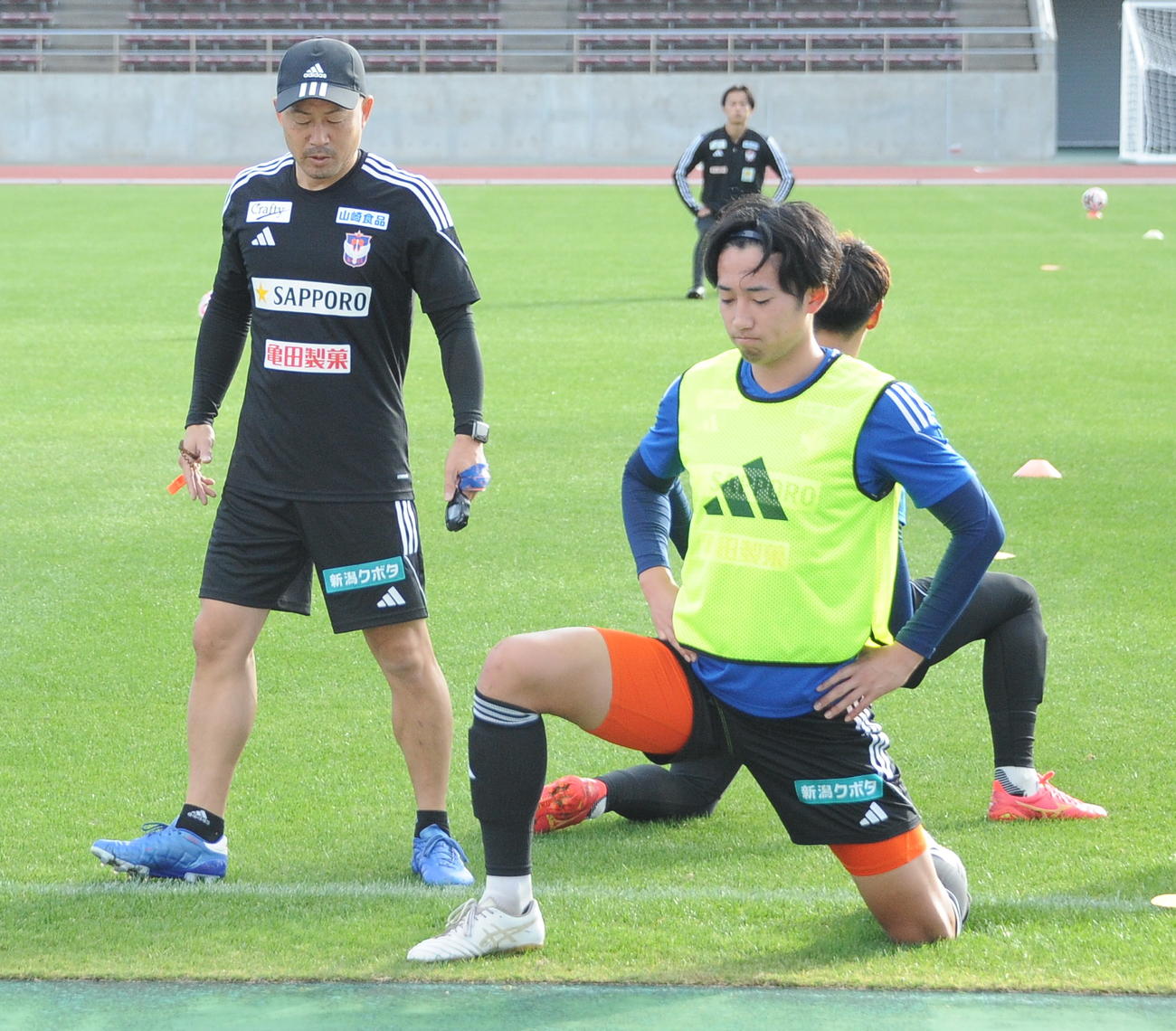 選手を指導する安野フィジカルコーチ