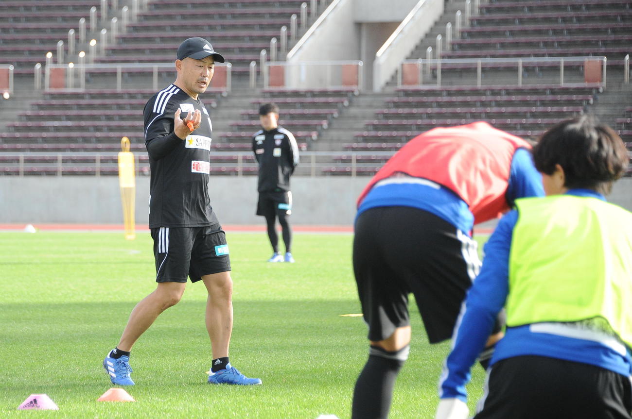 選手を指導する安野フィジカルコーチ