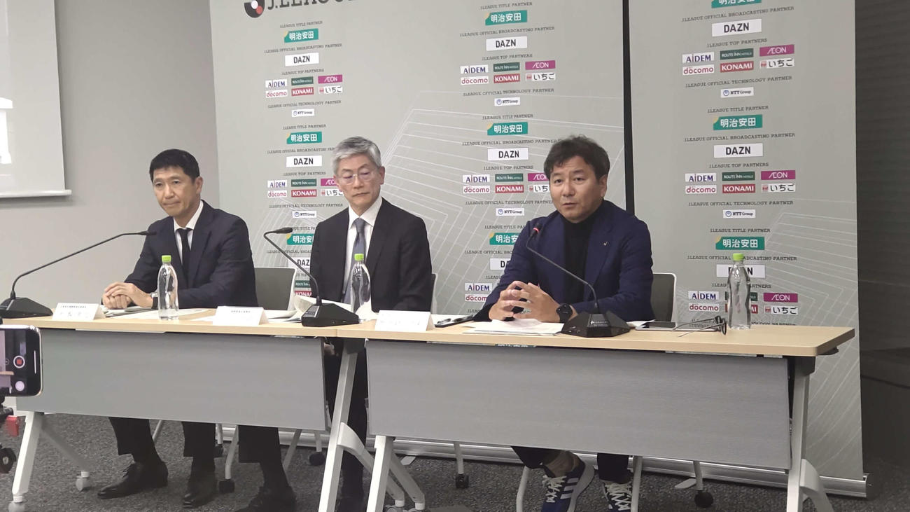 Jリーグの臨時理事会後、記者会見する野々村芳和チェアマン（右）