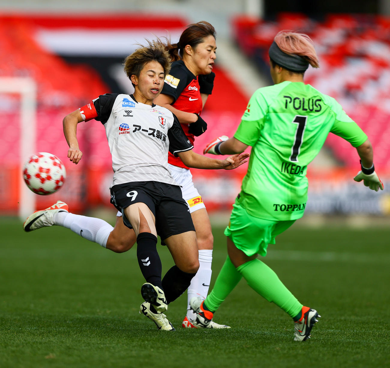 皇后杯JFA第45回全日本女子サッカー選手権大会・決勝　浦和対INAC神戸　後半、INAC神戸田中（左）はゴールへ迫るが浦和GK池田が阻む（撮影・上山淳一）＝2024年1月27日、ヨドコウ桜スタジアム