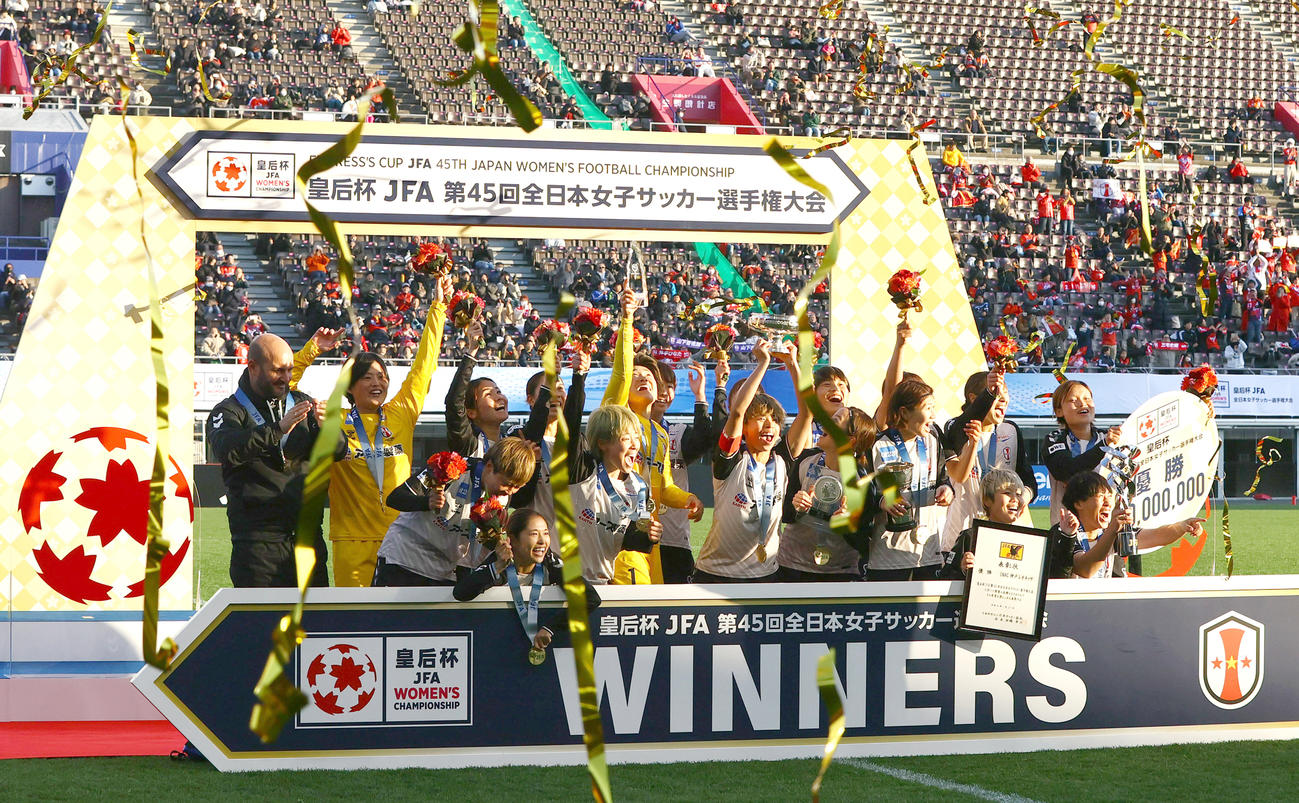 浦和対INAC神戸　皇后杯を制し、歓喜するINAC神戸の選手たち（撮影・上山淳一）