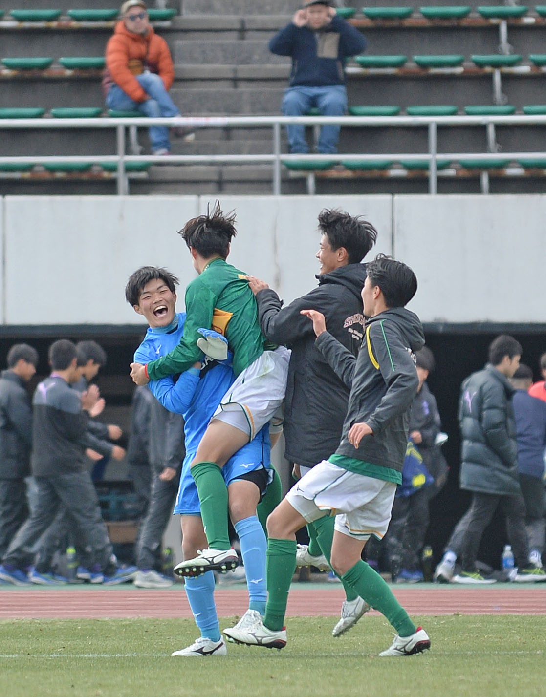 決勝進出を決め、仲間と喜び合う静岡学園GK有竹（左端）