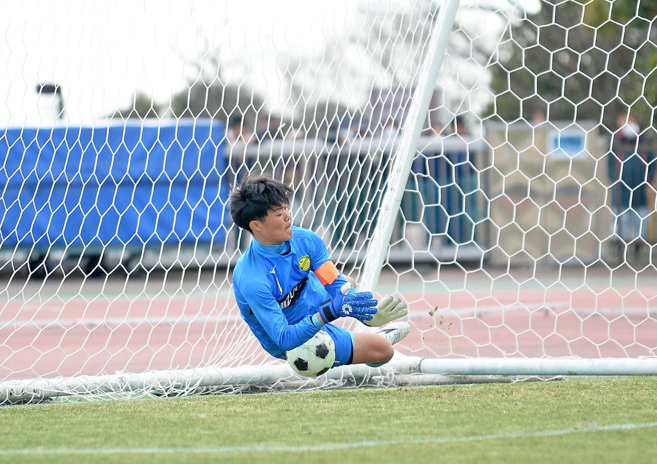 相手2人目のキックをキャッチングする静岡学園GK有竹