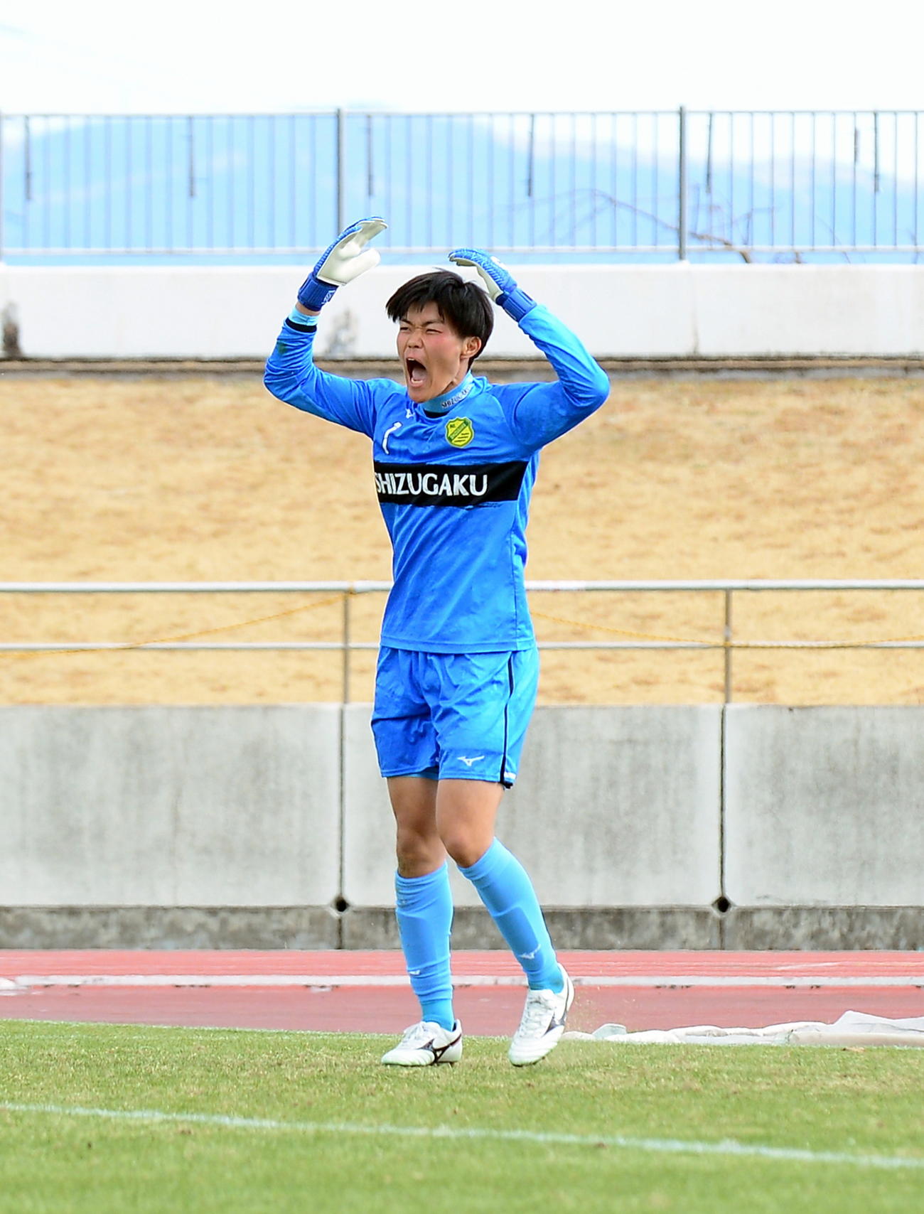 PK戦、相手の1人目を止めてほえる静岡学園GK有竹