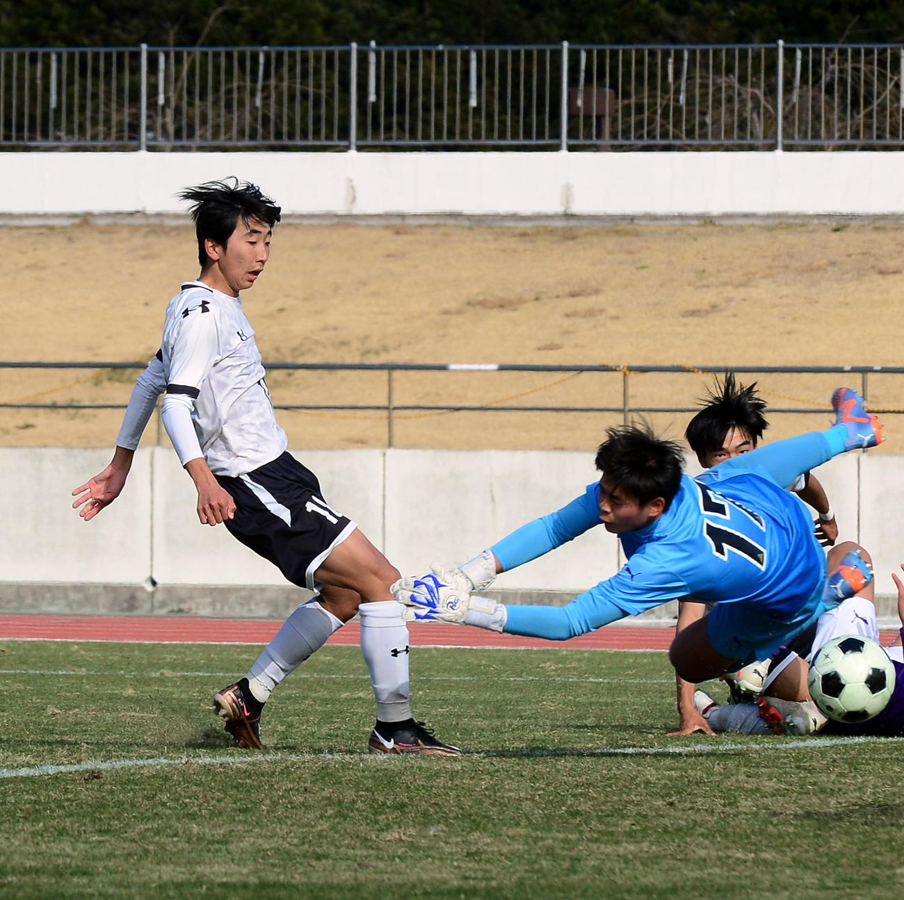 前半13分、先制点を決める浜名MF鈴木士（左）