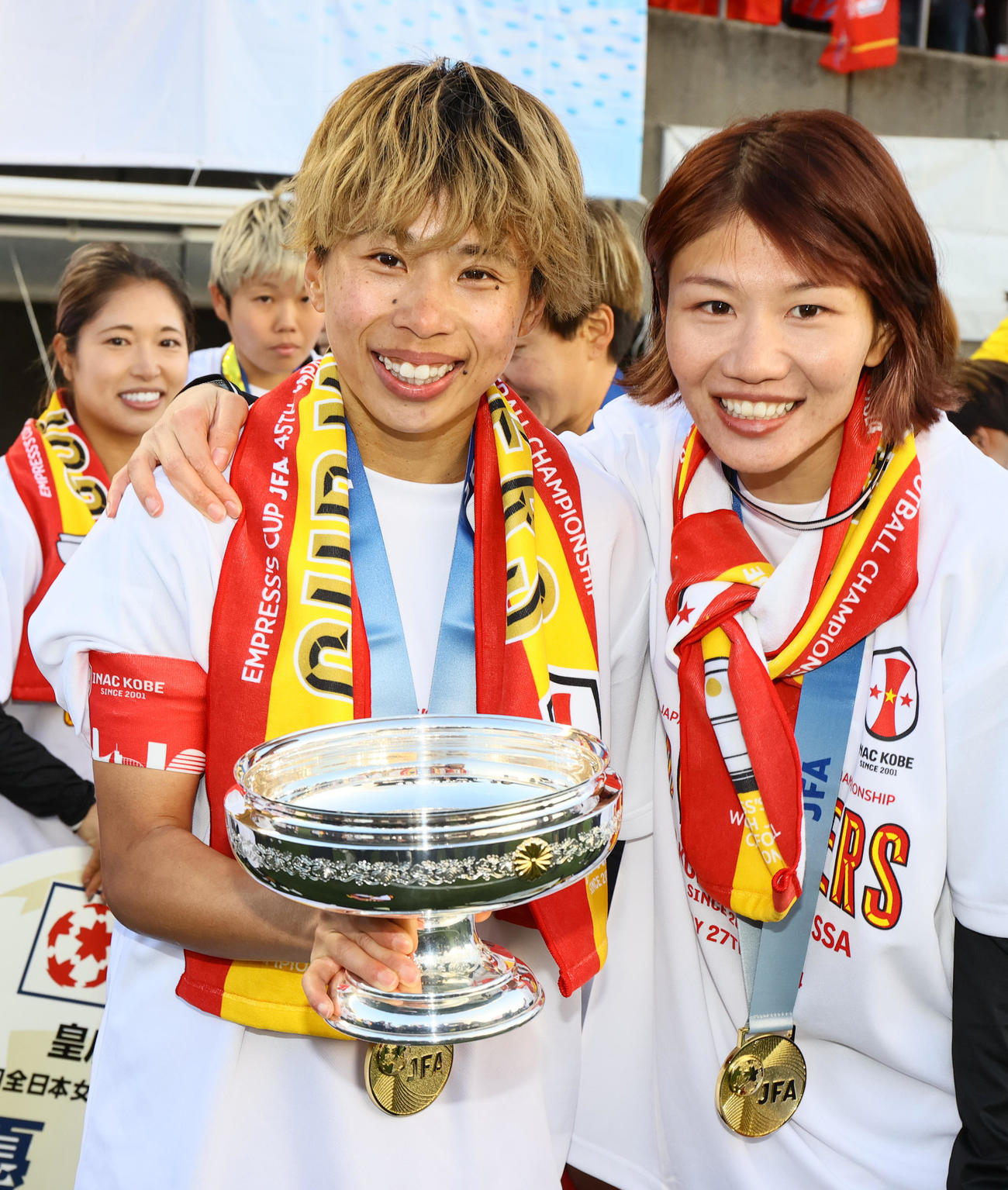 浦和対INAC神戸　皇后杯を手に笑顔を見せるINAC神戸田中（手前左）とINAC神戸守屋（撮影・上山淳一）