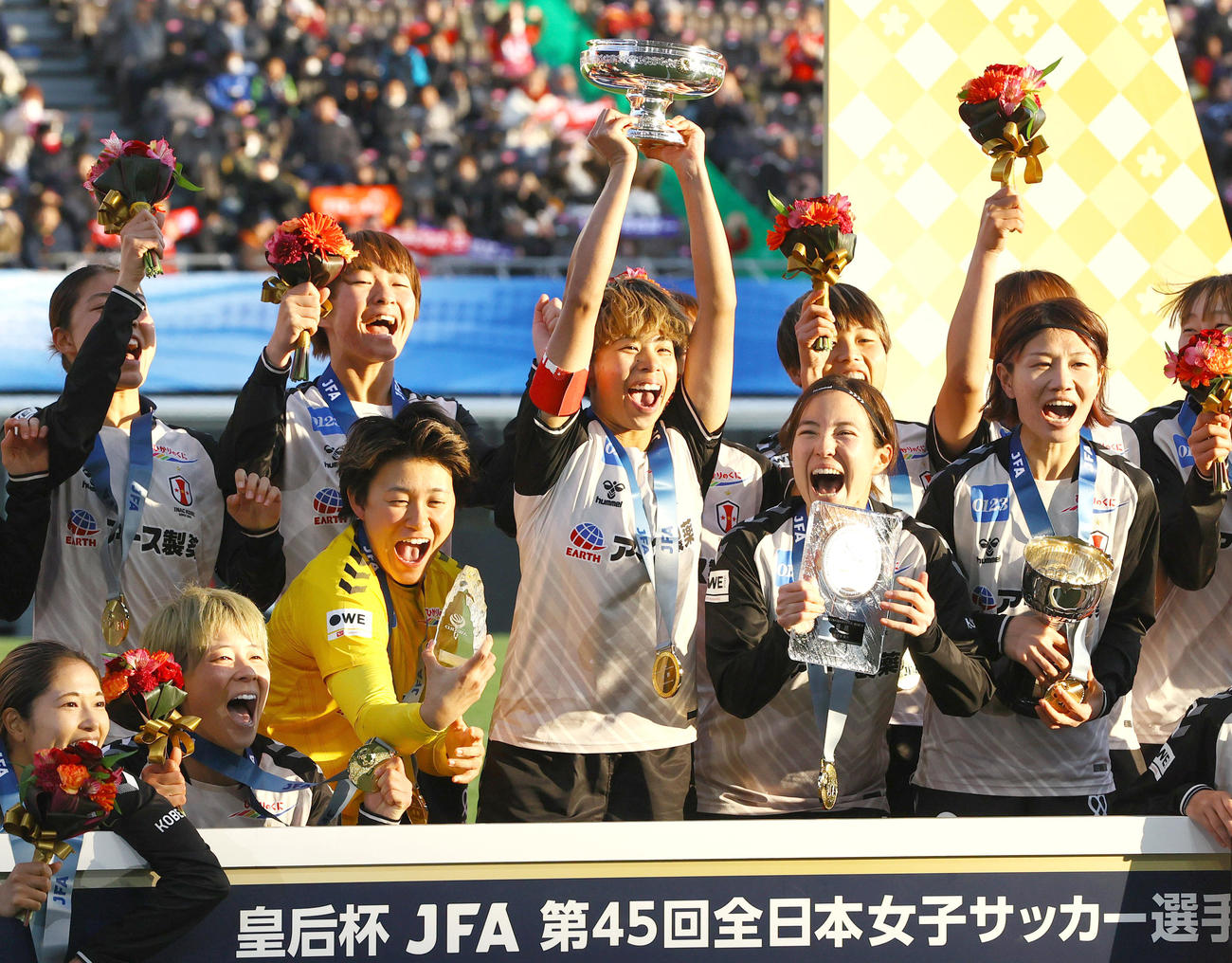 皇后杯を制し、歓喜するINAC神戸の選手たち（撮影・上山淳一）