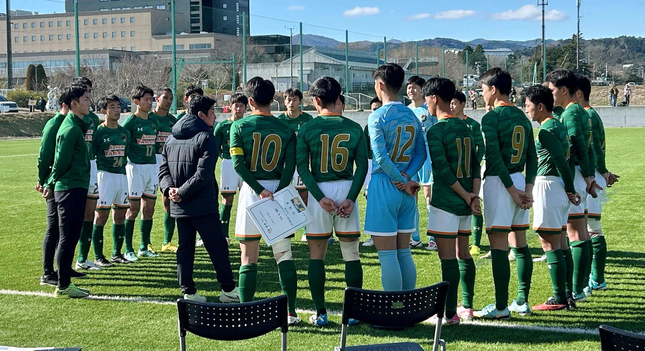 青森山田対尚志　試合後のミーティングで喝をいれる正木監督（撮影・木村有優）