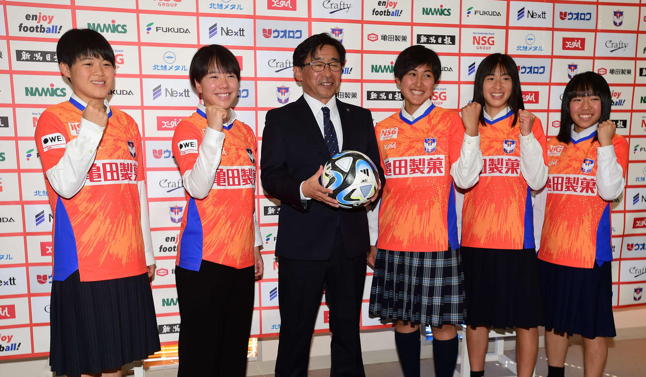 新加入会見に参加した左から下吉、富岡、橋川監督、那須野、田中、長崎