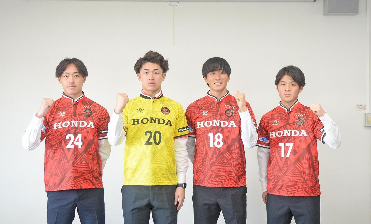 今季の新加入選手。左から竹田、大野、庄司、松岡