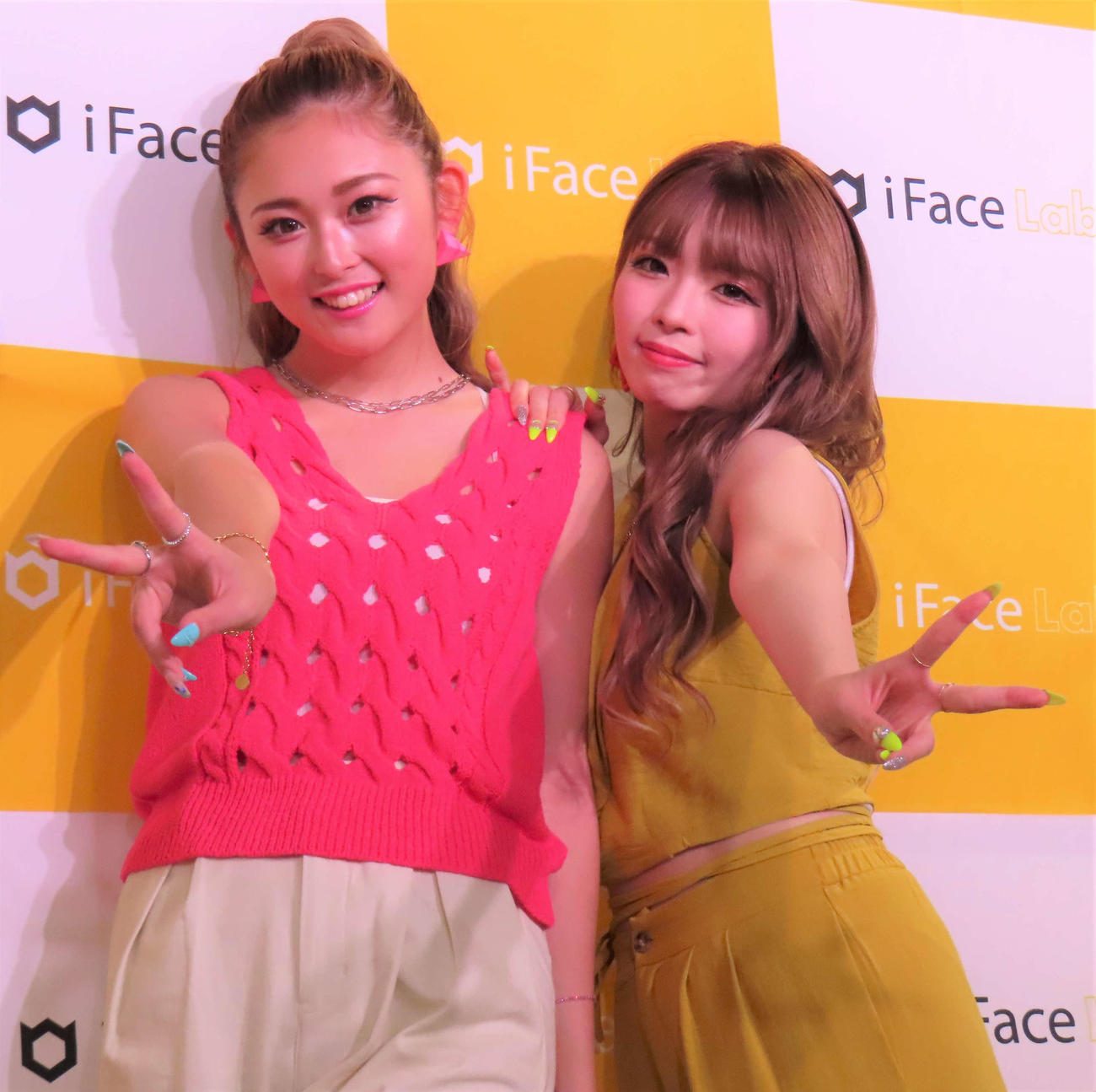ゆうちゃみ（左）とゆいちゃみ＝2023年8月3日