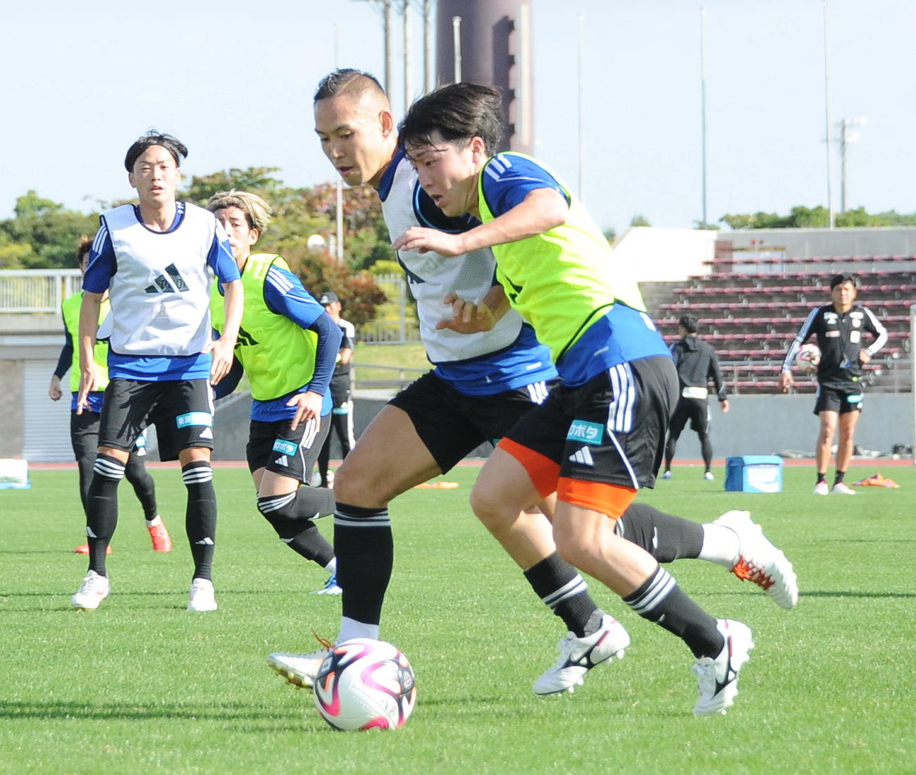 ドリブル突破を仕掛ける奥村（右）
