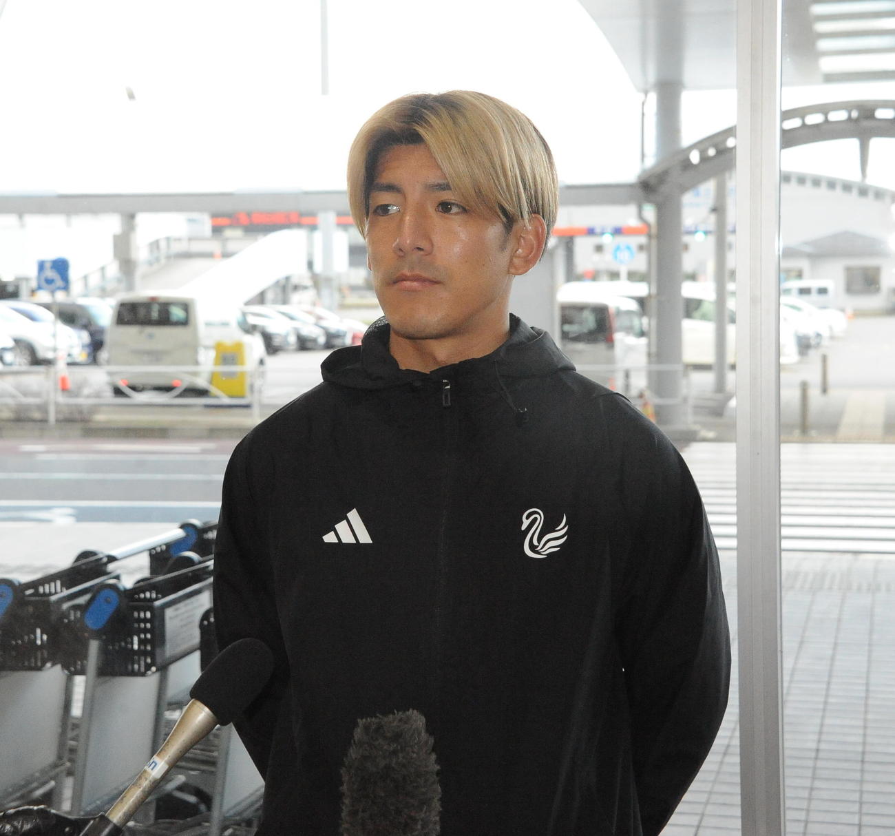 2次高知キャンプ出発前に新潟空港で取材に応じる新井副主将