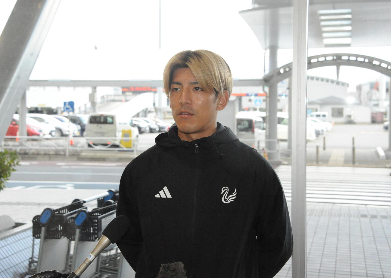 2次高知キャンプ出発前に新潟空港で取材に応じる新井副主将