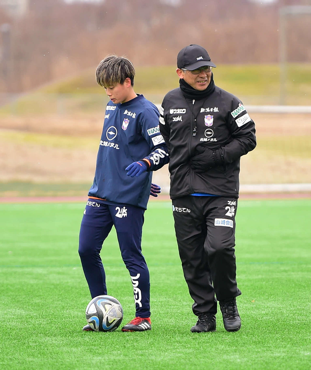 園田（左）と会話する橋川監督