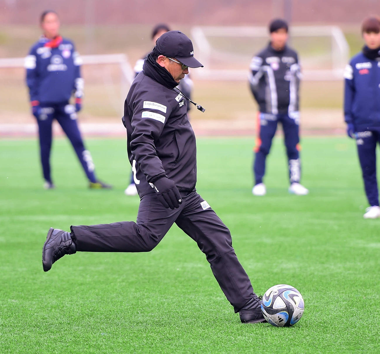 選手に手本を見せる橋川監督