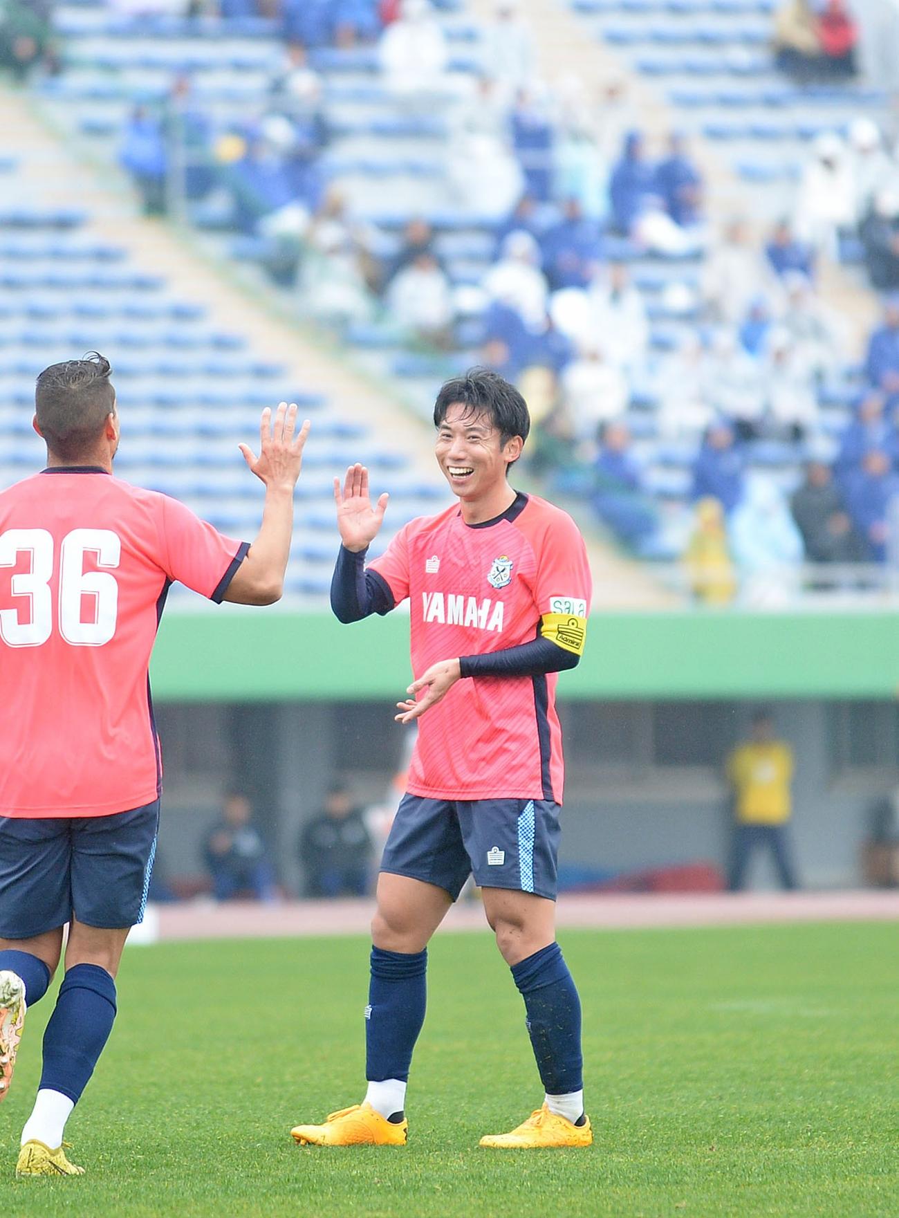FKからチーム4点目を決め、笑顔を見せる磐田上原