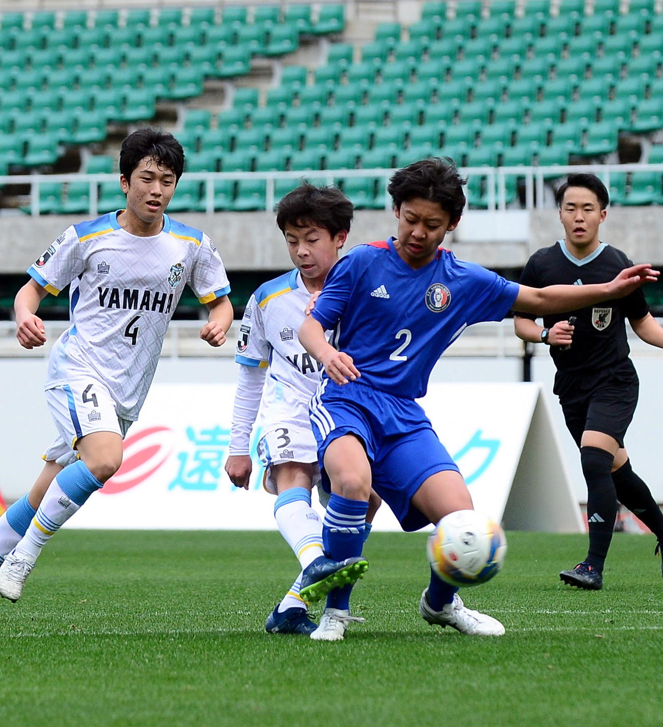 前半17分、先制点を決める磐田U－15MF上本（中央）