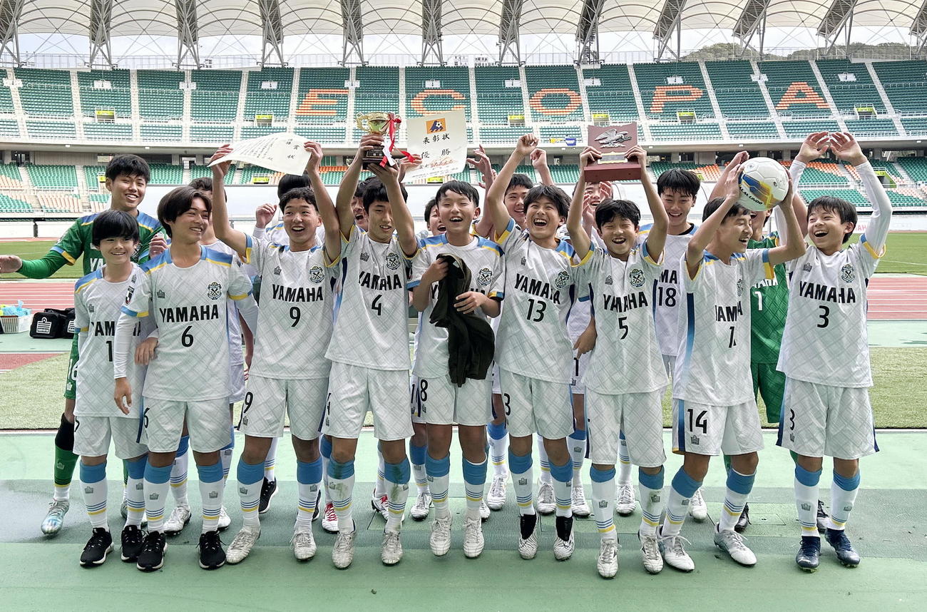 3連覇を飾った磐田U－15の選手たち