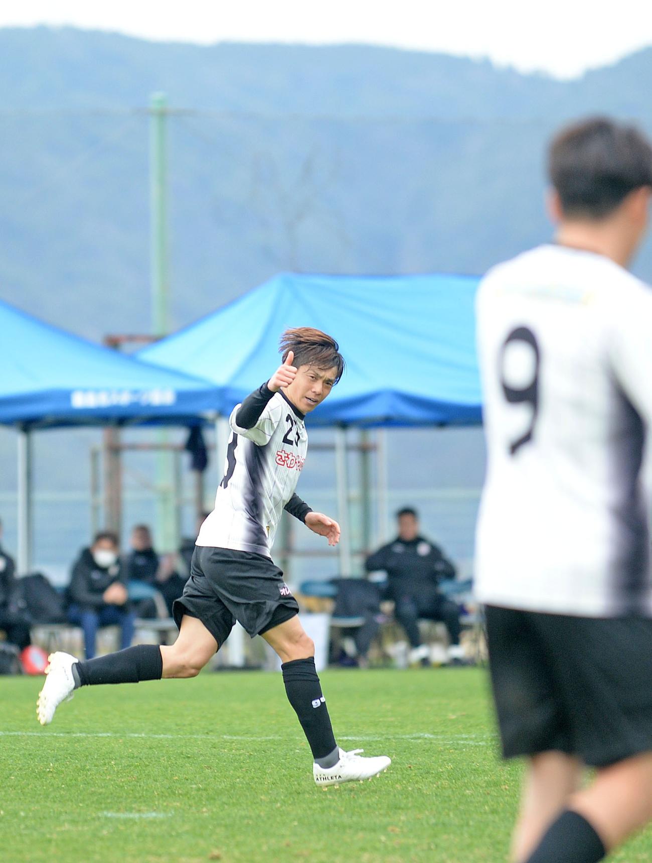 ゴールを決めた藤枝梶川（左）はアシストした矢村に向かってサムズアップ・ポーズする