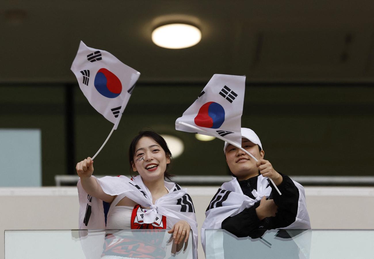 試合前にスタジアム内でポーズをとる韓国サポーター（ロイター）