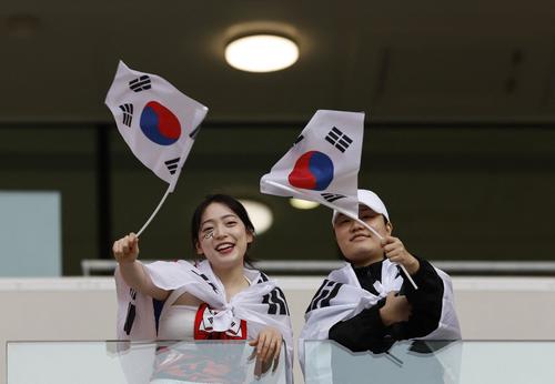 試合前にスタジアム内でポーズをとる韓国サポーター（ロイター）
