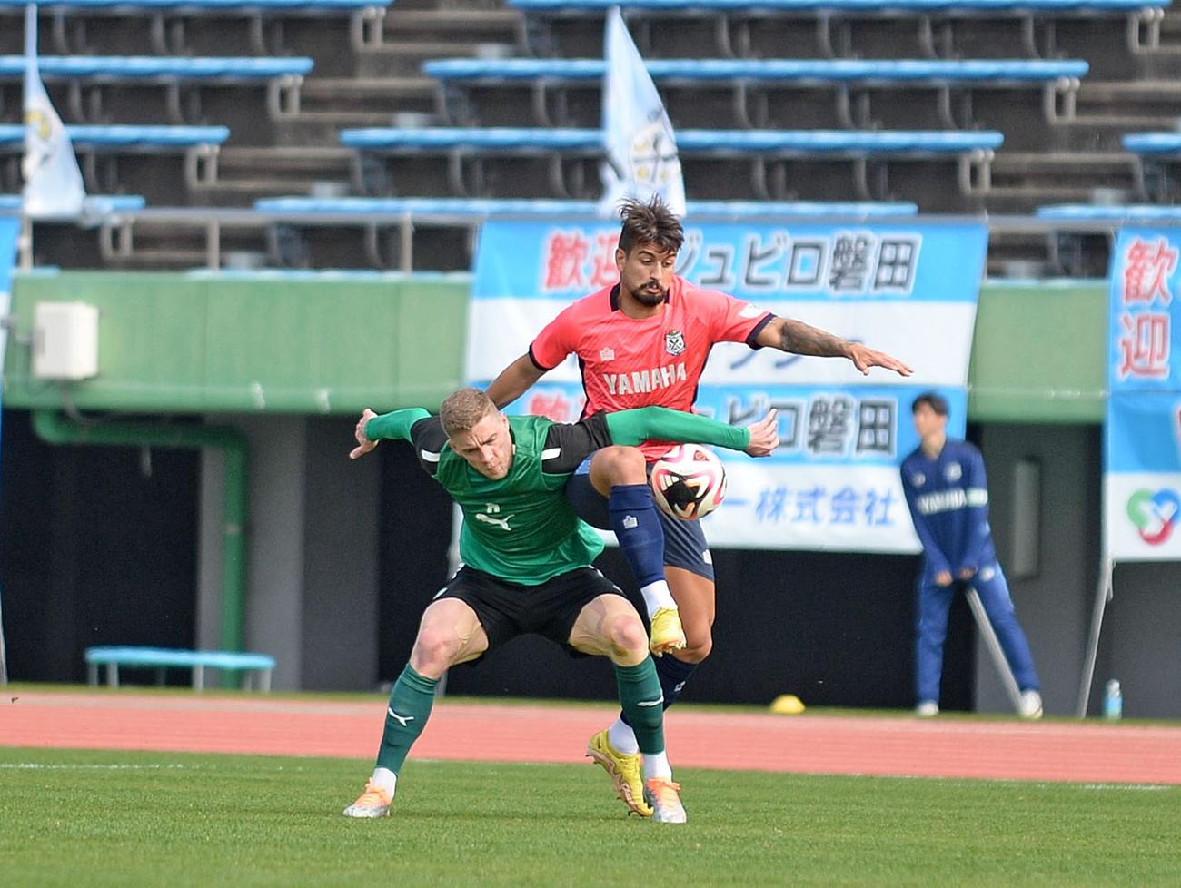 相手と競り合う磐田グラッサ（右）