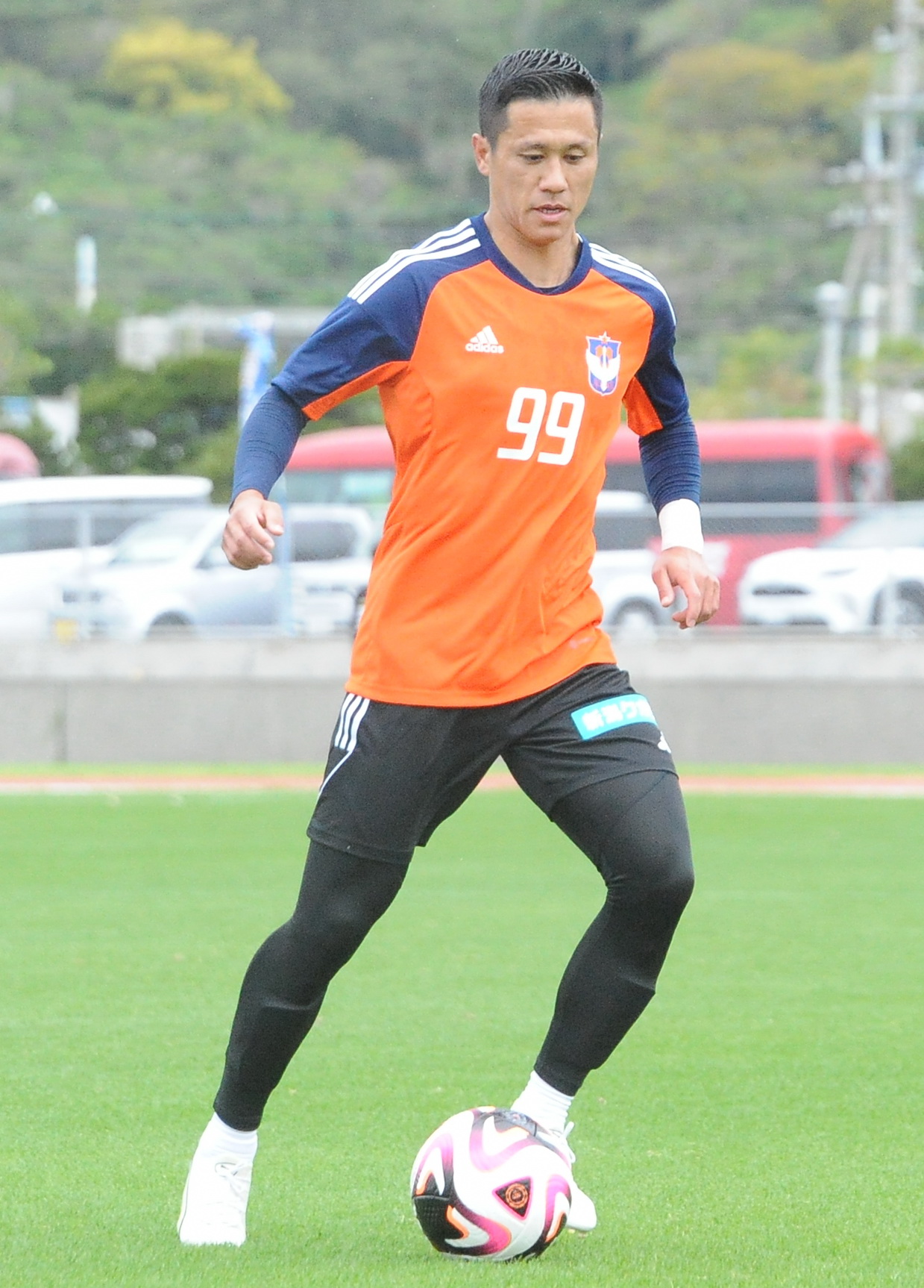ドリブルする小野