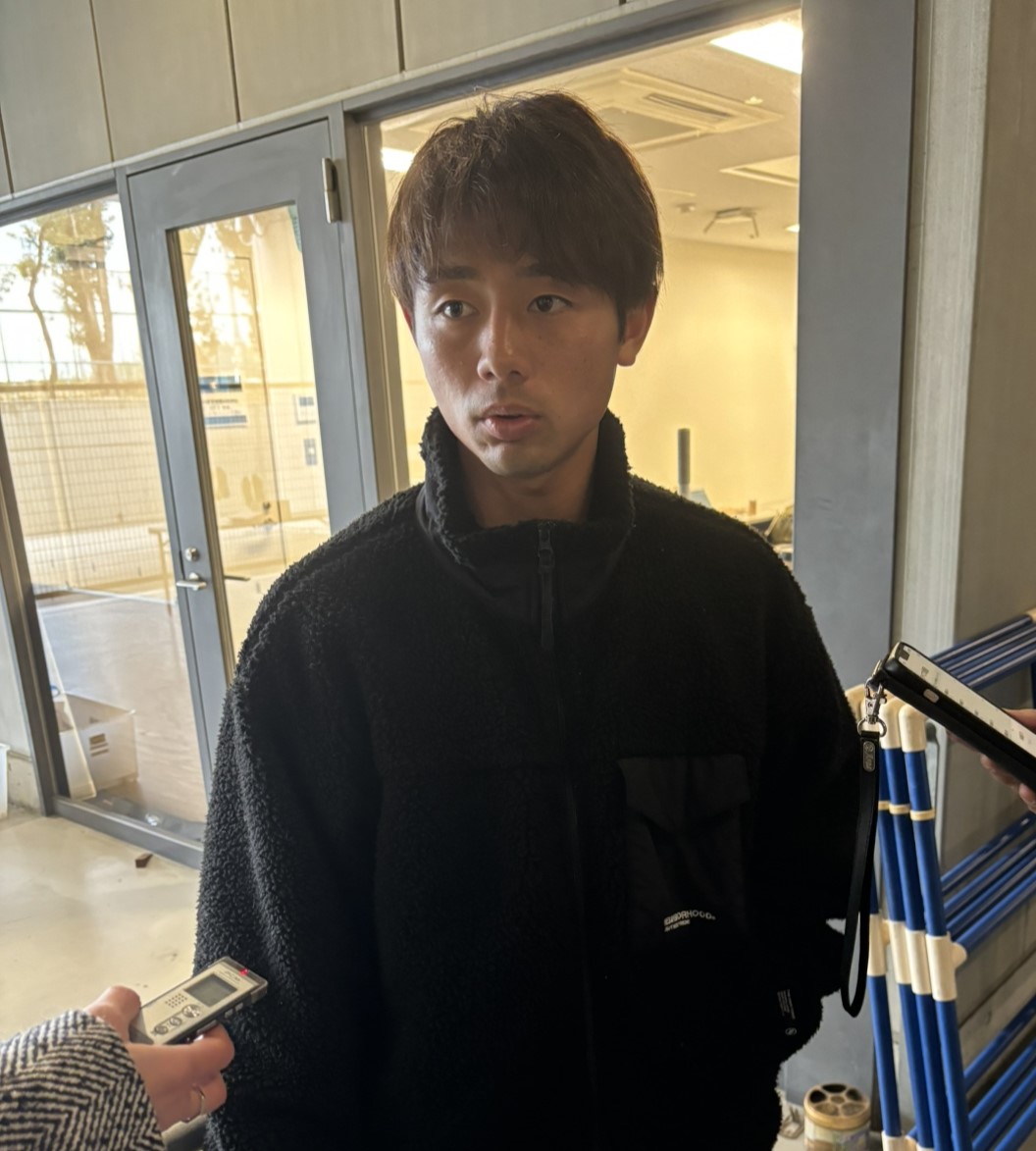 2月8日の非公開練習後に取材対応するG大阪MF鈴木徳真（撮影・永田淳）