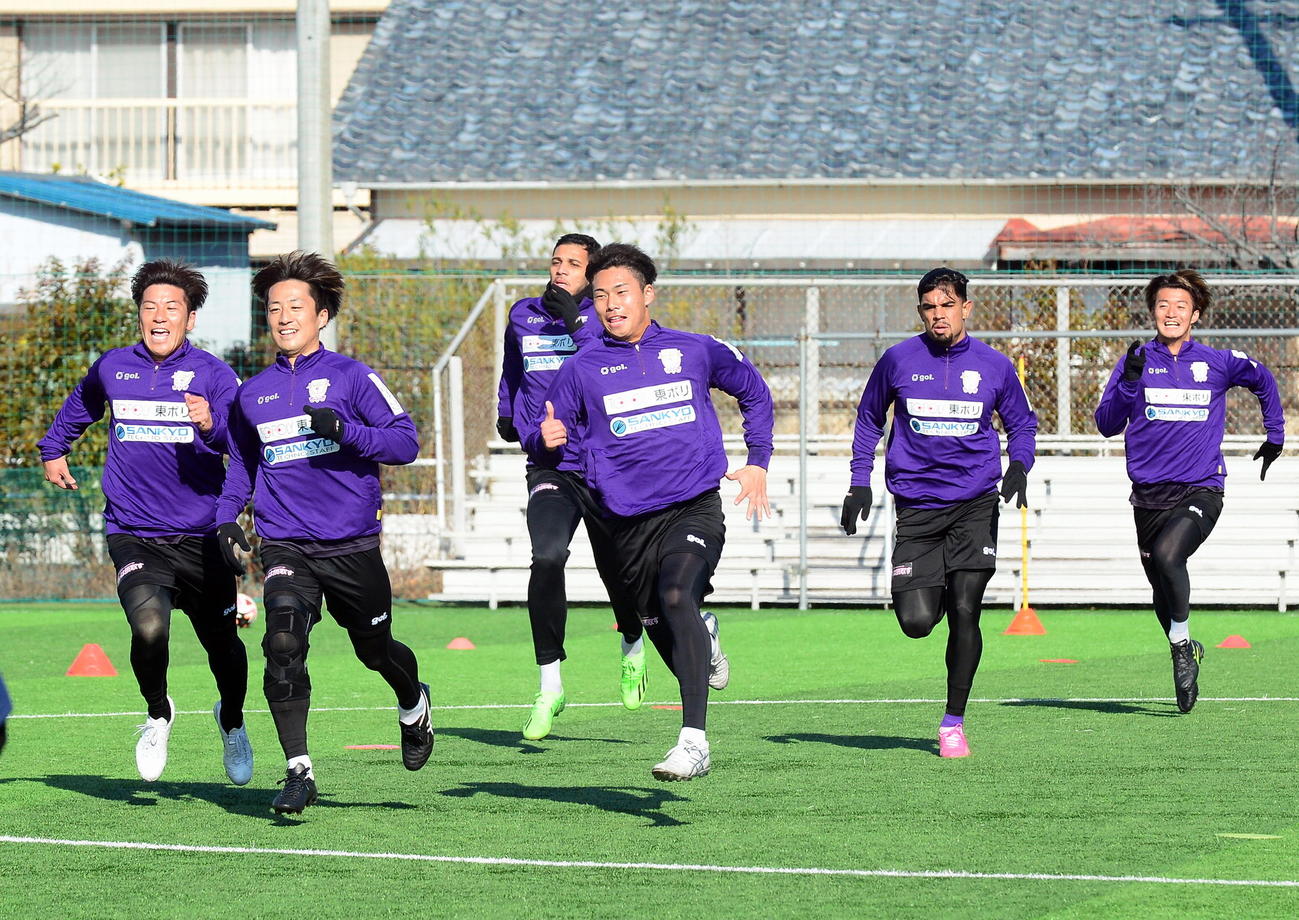 ダッシュをする藤枝の選手たち