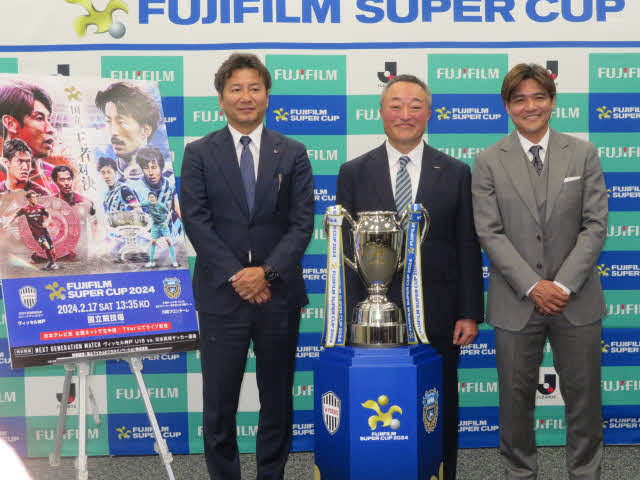 会見に出席した左から野々村チェアマン、富士フイルムビジネスイノベーションの浜社長、大久保氏