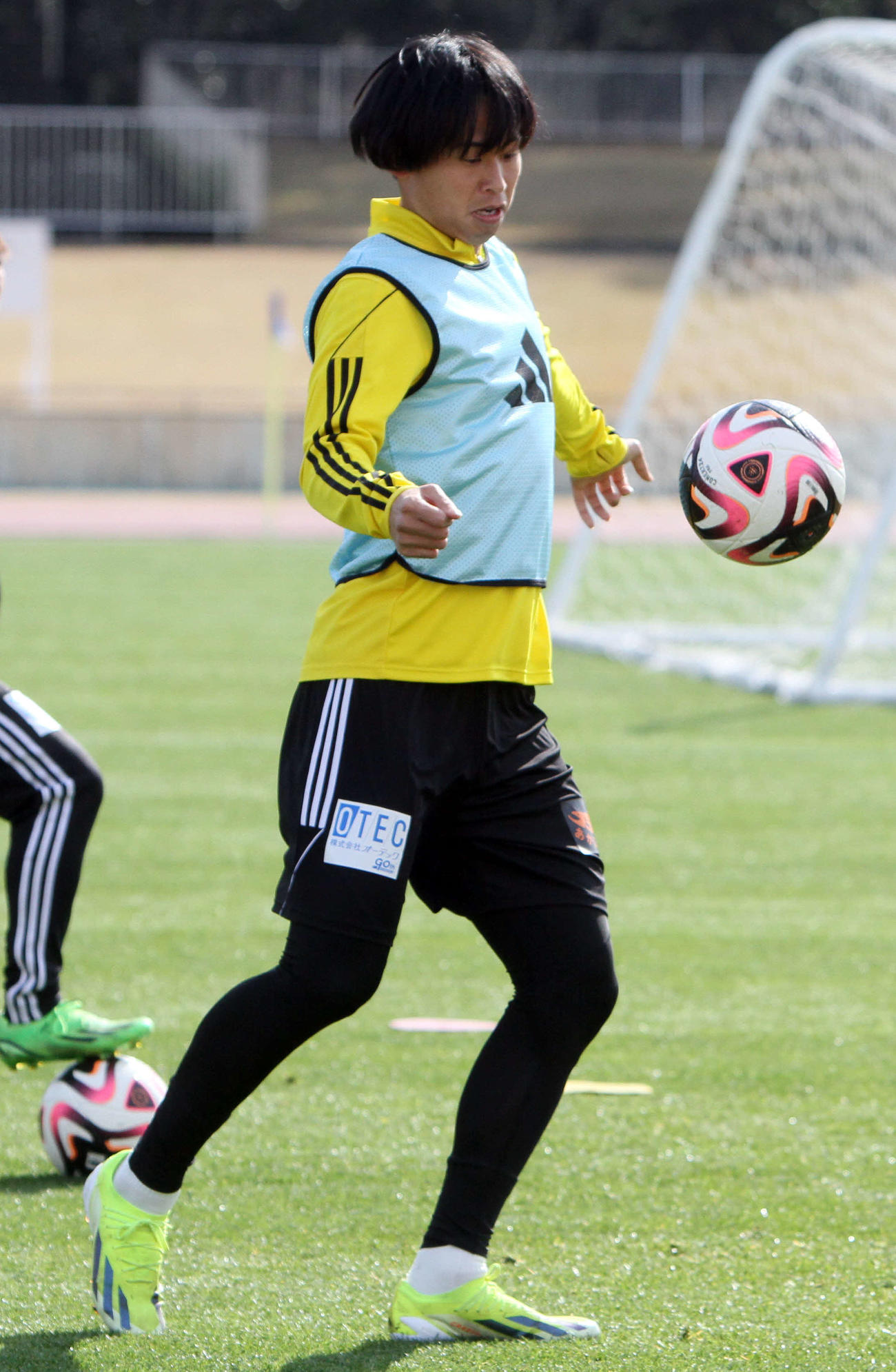 パス回しを行うMF郷家