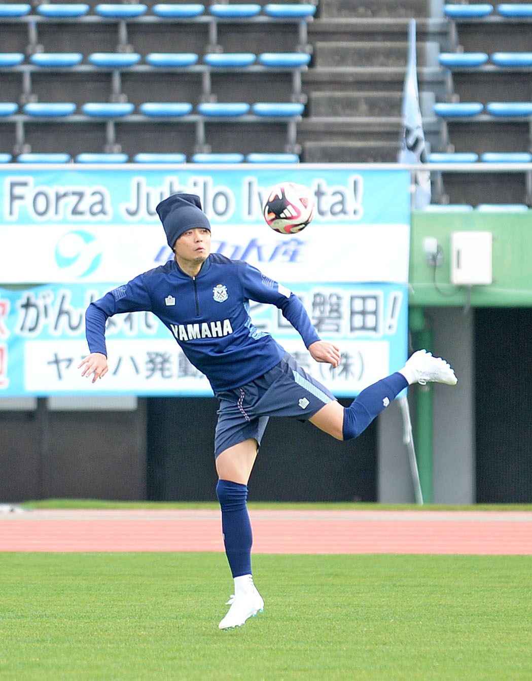 浮き球をコントロールする磐田松原