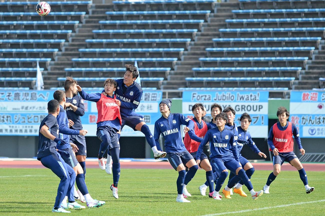 セットプレーの練習に励む磐田の選手たち。左から6人目が松原
