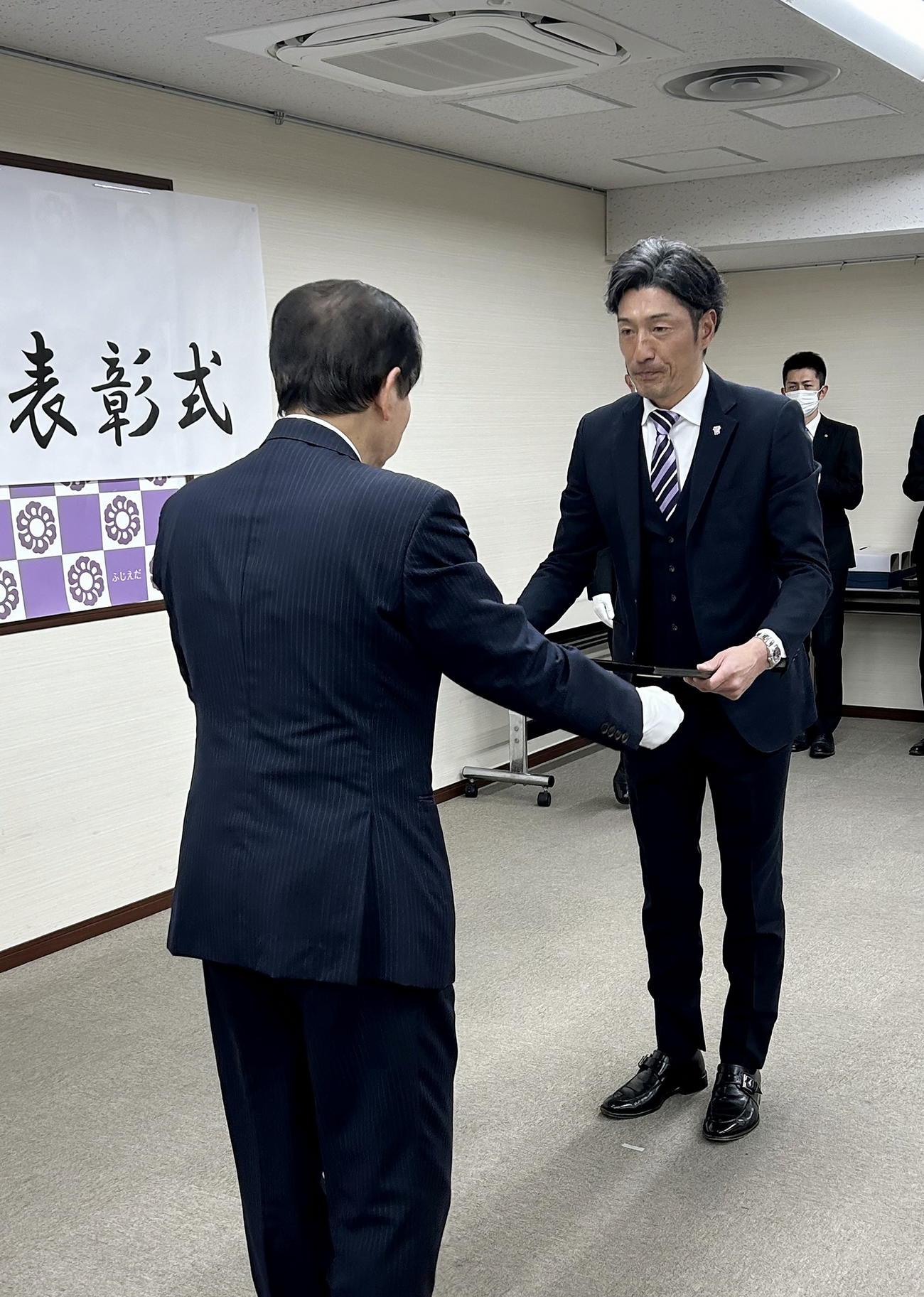 北村市長（左）から表彰状を受け取る藤枝須藤監督