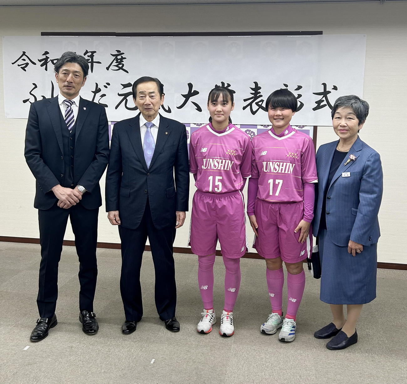 藤枝須藤監督（左端）は北村市長（左から2人目）、藤枝順心の選手らと写真に納まる